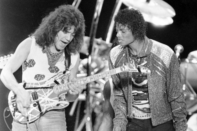 Eddie Van Halen, a sinistra, con Michael Jackson (AP Photo/Carlos Osorio, File)