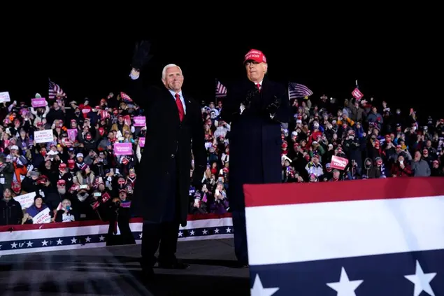 Il presidente Donald Trump con il vice Mike Pence (AP Photo/Evan Vucci)