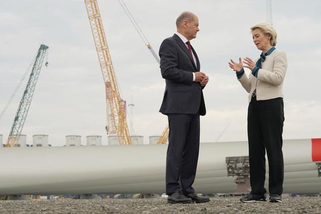(Il cancelliere tedesco Scholz con Ursula von der Leyen, che ha annunciato l\\u2019embargo dal petrolio quasi un mese fa.\\u00A0Foto AP)
