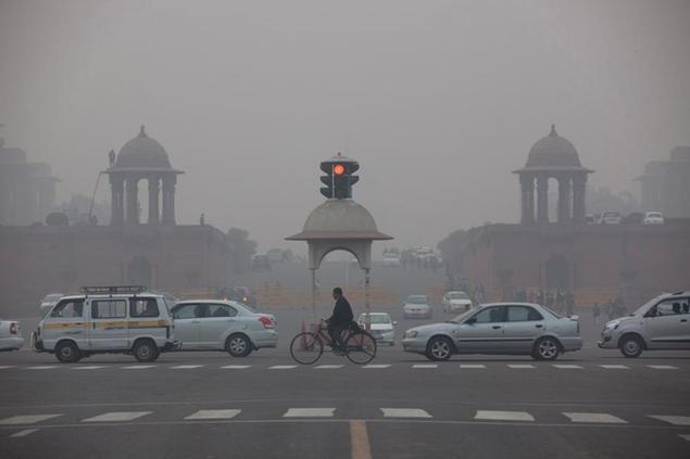 Vehicles move past the Presidential Palace as smog engulfs the evening in New Delhi, India, Wednesday, Jan. 13, 2016. The World Health Organization last year named New Delhi the world's most polluted city. The pollution is at its worst in the winter, when winds die down and dense smog often engulfs the city in the morning.(AP Photo/Tsering Topgyal)