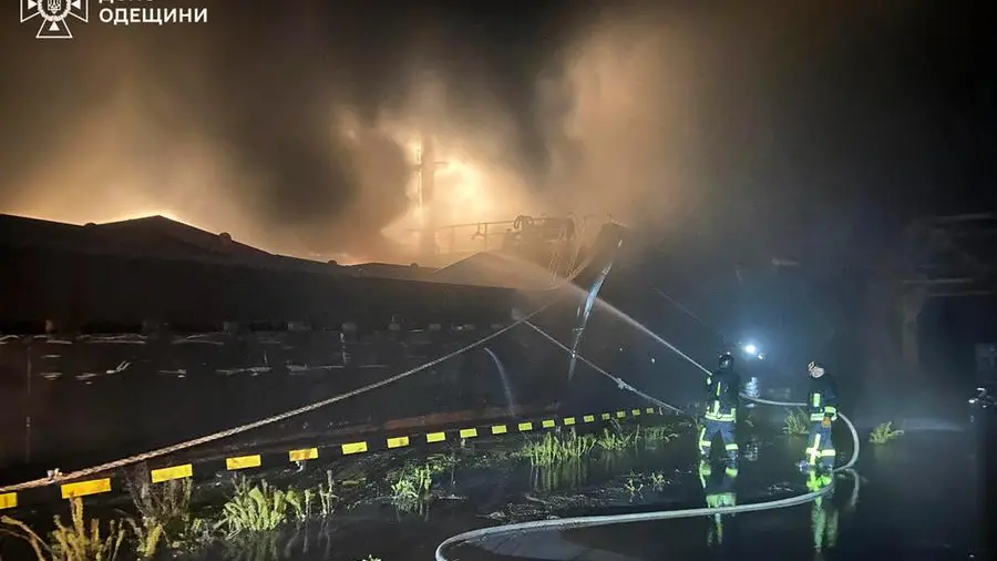 Porti di Odessa sotto attacco aereo, navi distrutte, fumo e incendi a causa di droni russi