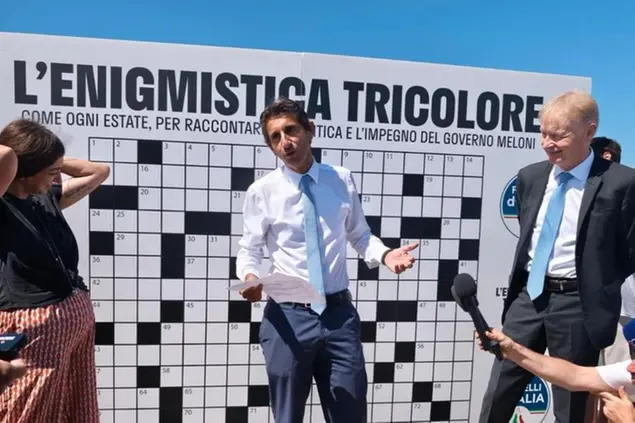 Montaruli, Donzelli e Malan davanti al cruciverba \\\"L'enigmistica tricolore\\\". Foto dalla pagina Instagram di Lucio Malan