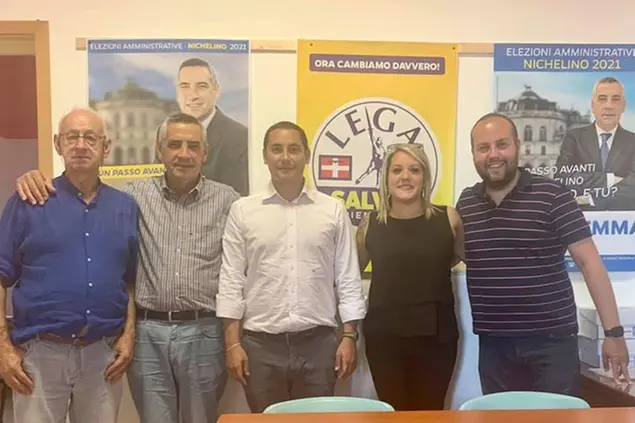 La candidata della Lega Denise Barcellona insieme al consigliere regionale Fabrizio Ricca (terzo da sinistra) e al deputato Alessandro Benvenuto (ultimo a destra)