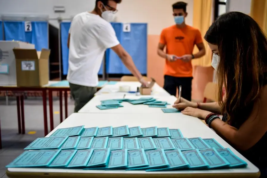 Foto Claudio Furlan - LaPresse 19 Settembre 2020 Milano (Italia) News Preparativi nei seggi della Scuola Media Parini di via Solferino per il referendum costituzionale sul taglio dei parlamentari Photo Claudio Furlan - LaPresse 19 September 2020 Milano (Italy) Preparations in the seats of the Parini Middle School in via Solferino for the constitutional referendum on the cut of parliamentarians