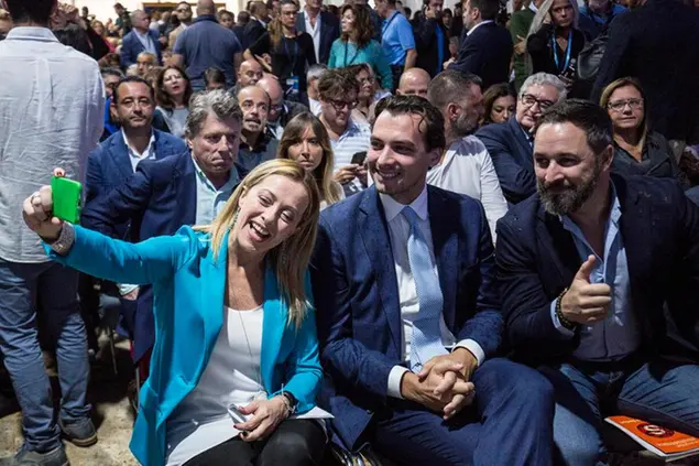 Giorgia Meloni assieme a Santiago Abascal, l’alleato spagnolo e leader di Vox che affronta le elezioni nazionali il 23 luglio. Foto LaPresse)