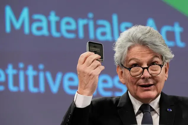 Il Commissario europeo per il Mercato interno Thierry Breton mostra materie prime durante una conferenza stampa sul Critical Raw Materials Act (Foto AP/Virginia Mayo)