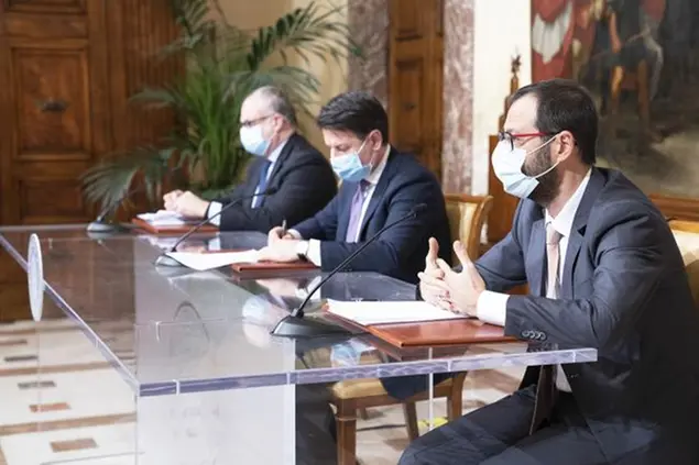 Il ministro dell'Economia, Roberto Gualtieri, il presidente del Consiglio, Giuseppe Conte, e il ministro dello Sviluppo economico, Stefano Patuanelli