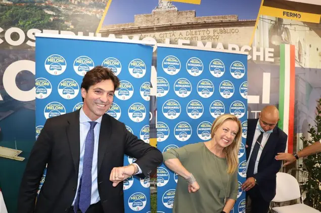 Giorgia Meloni e Francesco Acquaroli nel 2020 quando l'esponente di FdI è stato eletto per la prima volta presidente della regione Marche (Foto Ansa)