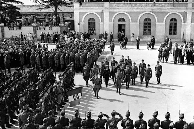 Il Re in visita a Trani il 20 ottobre 1943 (Foto AP)