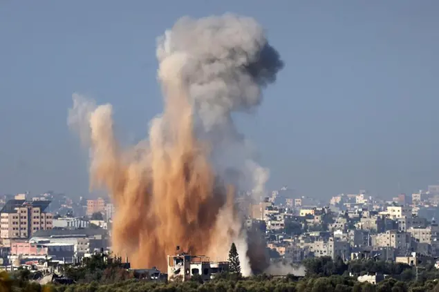 Fumo dopo gli attacchi nella parte settentrionale della Striscia di Gaza, visti da Sderot, Israele, il 10 novembre 2023. (ANSA)