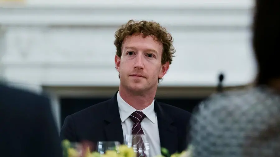 Zuckerberg si travesta da Babbo Natale per promuovere l'open source, ma rischi di sicurezza e disuguaglianze restano