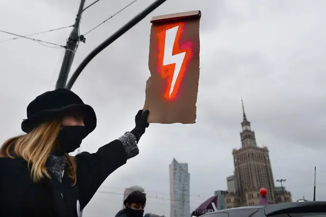 (Proteste a Varsavia, in Polonia,\\u00A0per il diritto all'aborto, nell'autunno 2020. Foto AP)