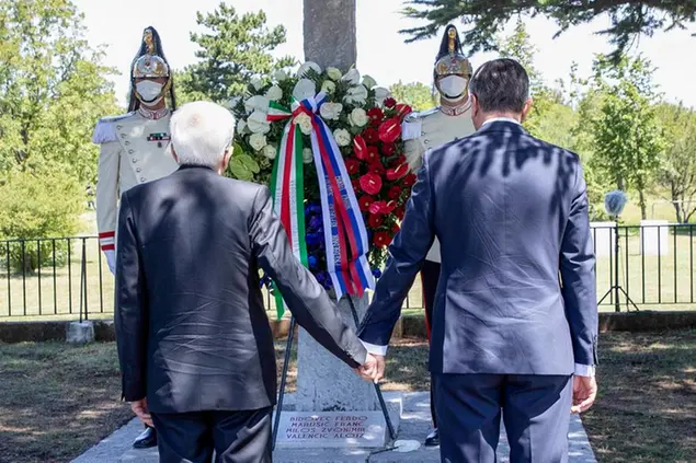 Il presidente della Repubblica Sergio Mattarella e il presidente della Repubblica di Slovenia Borut Pahor alla foiba di Basovizza il 13 luglio 2020