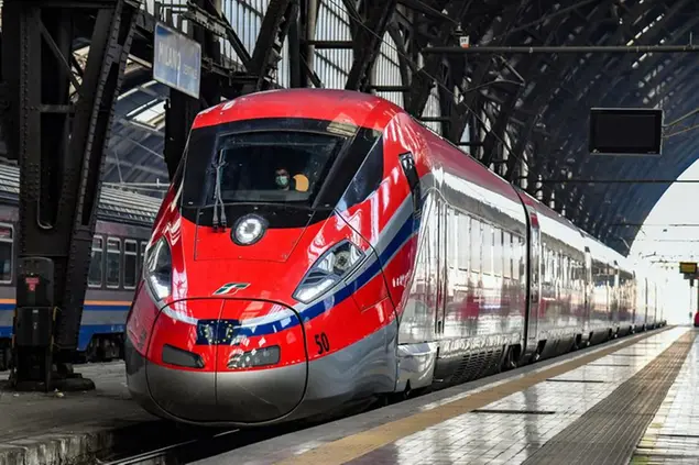 Foto Gian Mattia D'Alberto - LaPresse 18-12-2021 Milano Cronaca Arrivo Frecciarossa Parigi-Milano alla stazione Centrale nella foto: festeggiamenti per l’arrivo Ph Gian Mattia D'Alberto - LaPresse 2021-12-18 Milano News Frecciarossa Paris-Milan arriving at Milan Central station in the photo: celebrations for the arrival