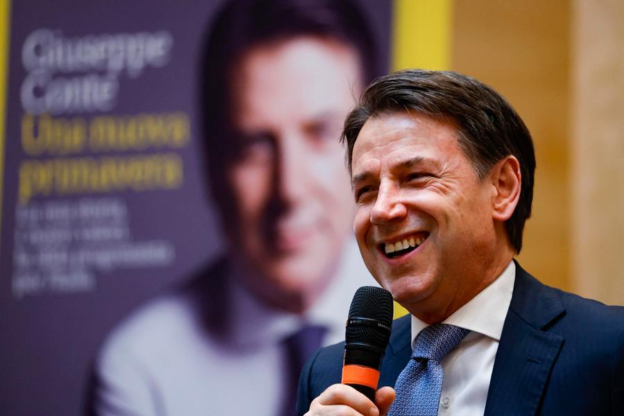 Conte rilancia le primarie: «Il leader si sceglie così non come fanno a destra»