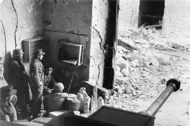 Soldati tedeschi appostati nelle rovine di Cassino; il\\u00A0pezzo da 75\\u00A0mm\\u00A0in primo piano in basso a destra appartiene a un cannone d'assalto\\u00A0StuG III