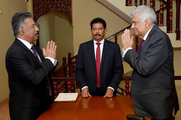Ranil Wickremesinghe, a destra, giura come nuovo presidente ad interim dello Sri Lanka\\u00A0(Sri Lankan President's Office via AP)