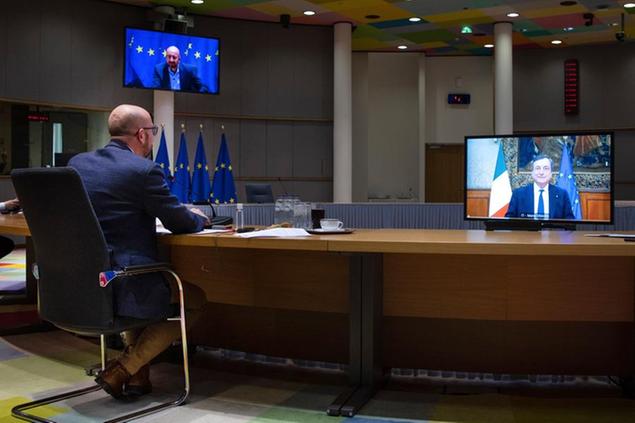 (Il presidente del Consiglio europeo Charles Michel e Mario Draghi durante la videoconferenza. Foto AP)