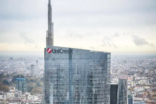 La torre Unicredit a Porta Nuova nello skyline di Milano