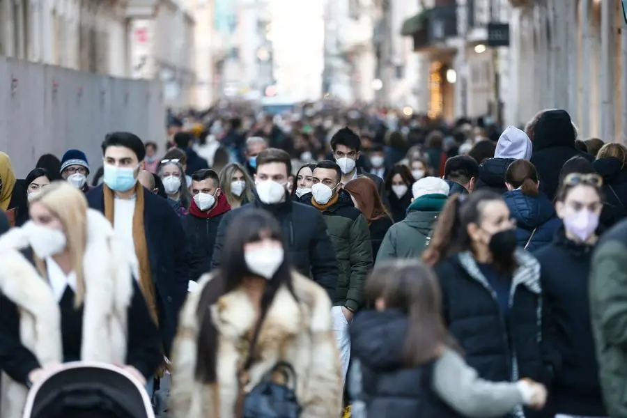 Foto Cecilia Fabiano/ LaPresse 22 Gennaio 2022 Roma (Italia) Cronaca : Folla in centro per il sabato di Saldi Nella Foto : Via del Corso Photo Cecilia Fabiano/ LaPresse January , 22 2022 Rome (Italy) News : Crowd for sales in shopping streets In The Pic : Via del Corso