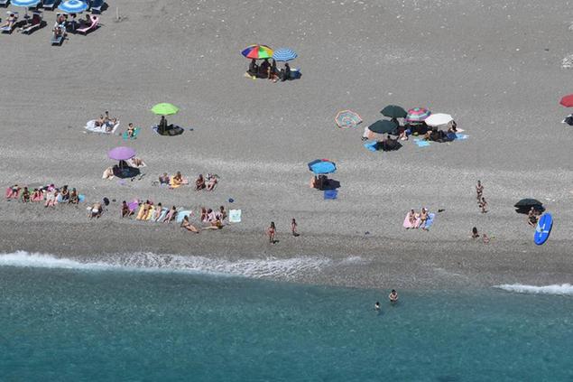 24/05/2021Taormina (Me), la Polizia sorvola in elicottero il litorale calabrese in occasione della riapertura della stagione balneare. Nella foto la spiaggia di Taormina