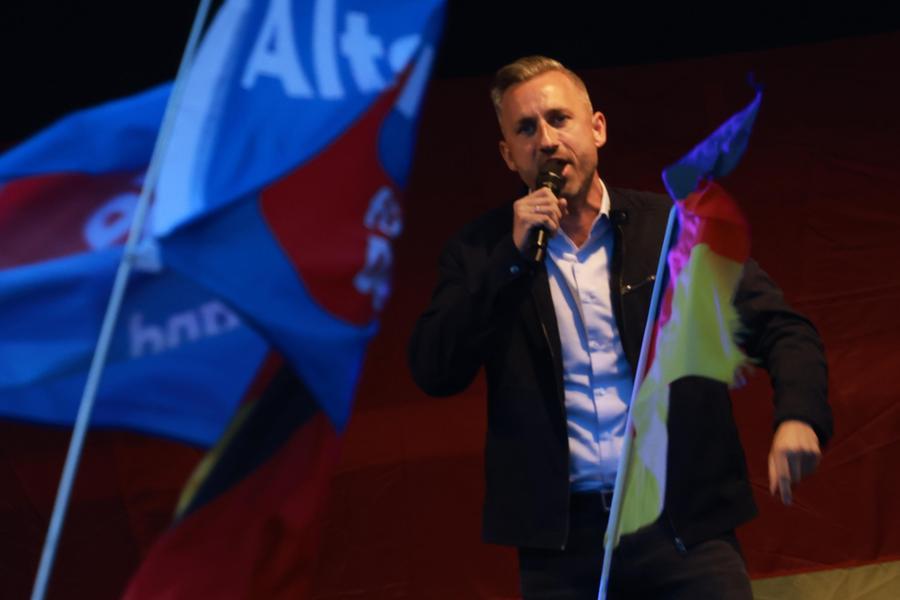 Manifestazione in Sassonia-Anhalt con sostenitori dell’AfD e oppositori, bandiere e cartelli, tensione e dialogo
