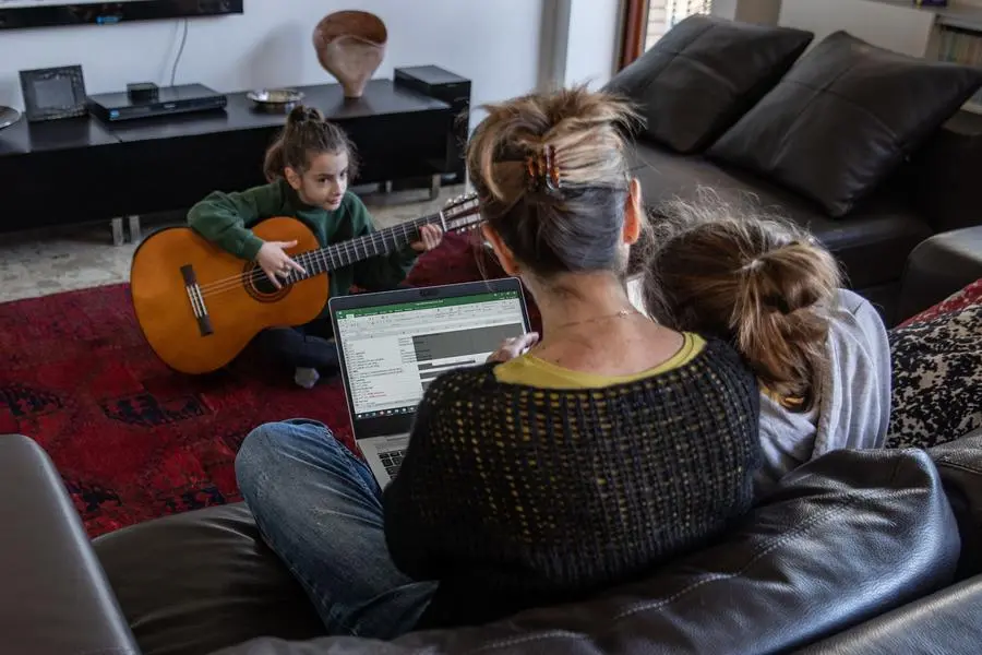 20/03/2021 Roma, una mamma lavora da casa e contemporaneamente deve convivere con le esigenze dei figli costretti a casa per la DAD