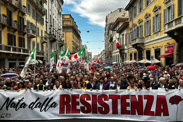 (Schlein e altri esponenti del Pd alla manifestazione di Milano. Foto Pd)