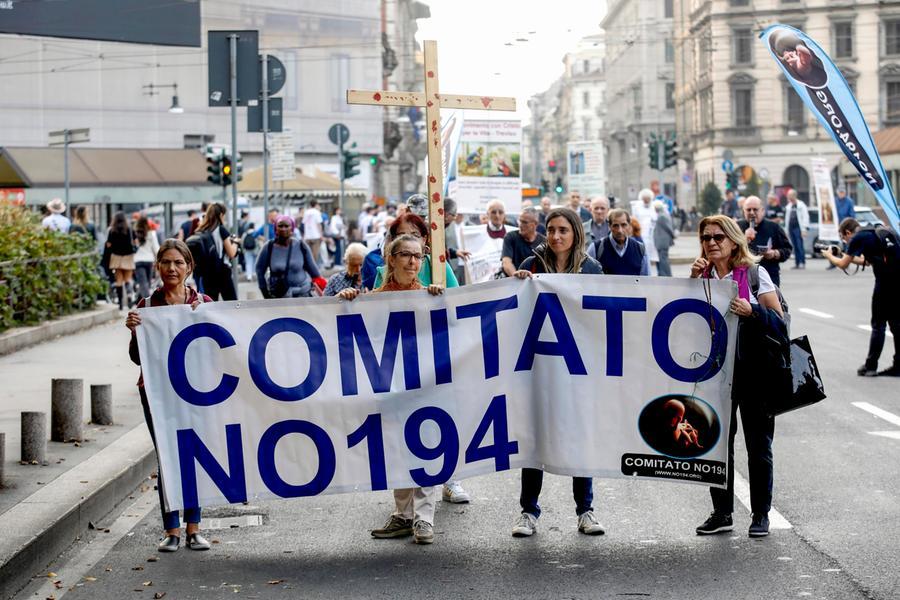 Aborto, contro le destre reazionarie la difesa della legge 194 non basta più