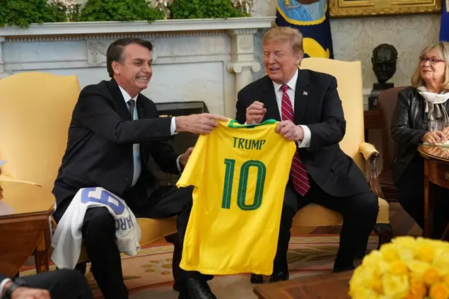L'ex presidente del Brasile Jair Bolsonaro con il presidente Usa Donald Trump a Washington