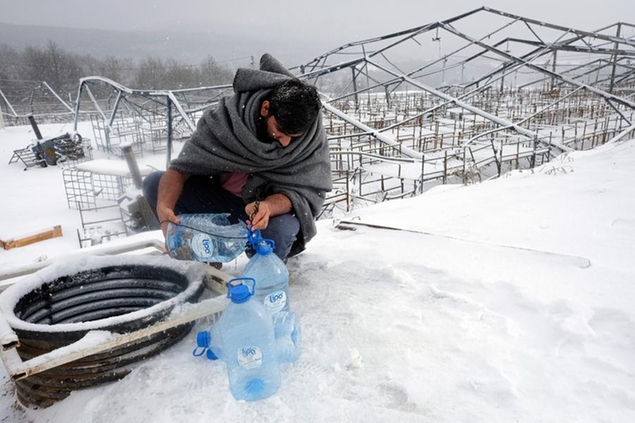 Migranti al gelo sulla rotta balcanica dopo l\\u2019incendio al campo profughi di Lipa, in Bosnia\\u00A0(AP Photo/Kemal Softic)