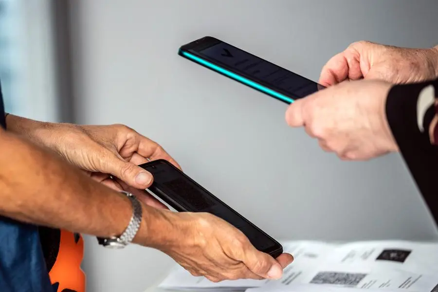 13/09/2021 Roma, Primo giorno di scuola con il controllo del Green Pass al liceo Newton nella foto una collaboratrice scolastica effettua controlli del Green Pass allâ€šÃ„Ã´ingresso della scuola