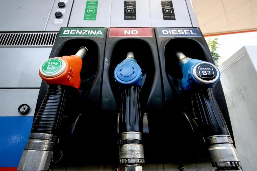 Il paese reale contro la propaganda. Il Pd incalza Meloni sul caro carburanti