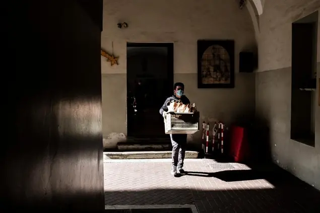 La mensa dei poveri deifrati minori al Convento San Antonio da Padova, a Torino, ha visto aumentare e cambiare la richiesta di aiuto,sono cresciuti isingle rispetto alle famiglie numerose. FOTO LAPRESSE