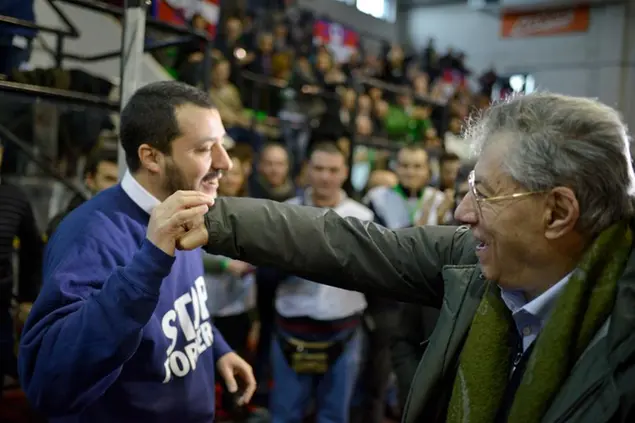 Foto LaPresse - Marco Alpozzi 14 02 2016 Collegno ( Italia) Politica Lega Nord - Congresso Nazionale Ordinario - Interviene Matteo Salvini Nella foto: Matteo Salvini, Umberto Bossi Photo LaPresse - Marco Alpozzi February 14, 2016 Collegno ( Italy) Politic Lega Nord - Ordinary National Congress - Matteo Salvini Speech In the pic: Matteo Salvini, Umberto Bossi