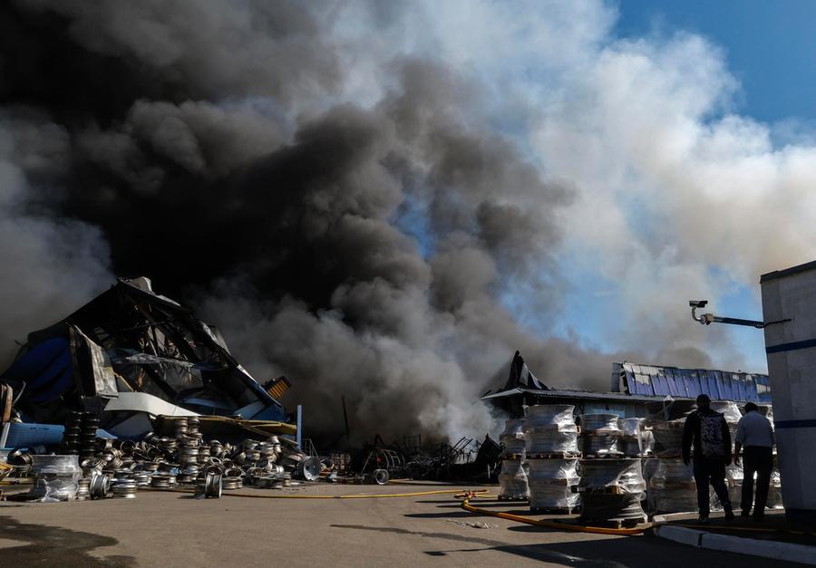 Ucraina, drone russo colpisce deposito militare vicino Kiev: 37 morti. Zelensky: «Grave negligenza»