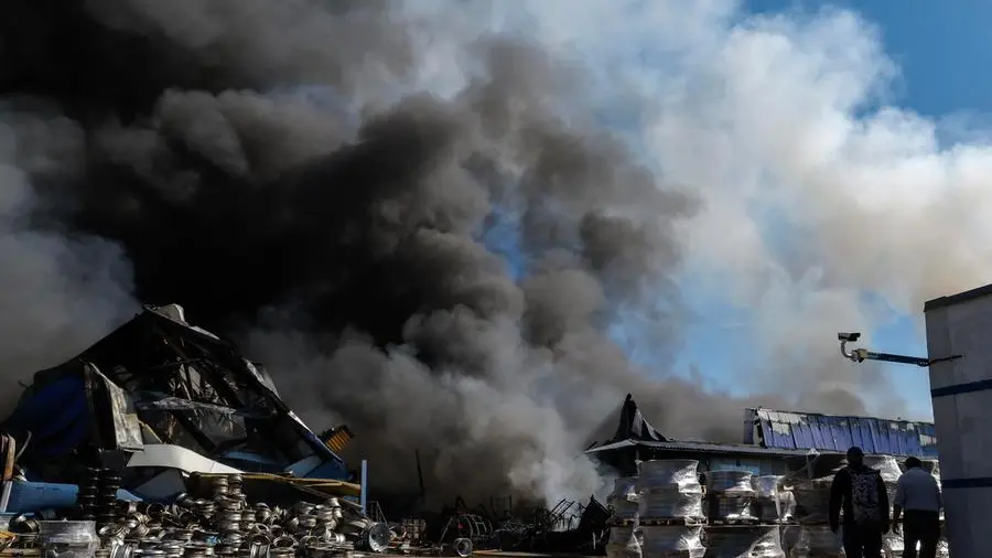 Droni russi colpiscono deposito militare vicino Kiev, 37 morti e 42 feriti. Edifici danneggiati e soccorso in corso