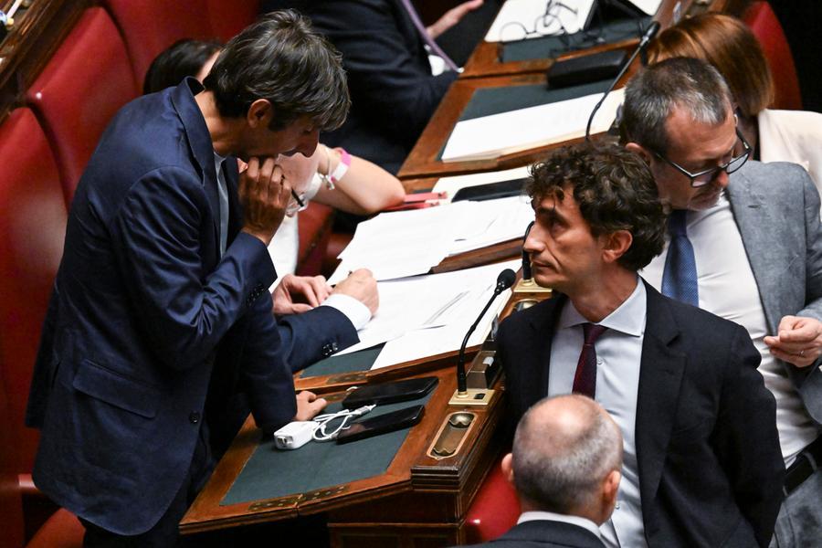 Il sogno dei pieni poteri: alla Camera passa il Melonellum zoppo