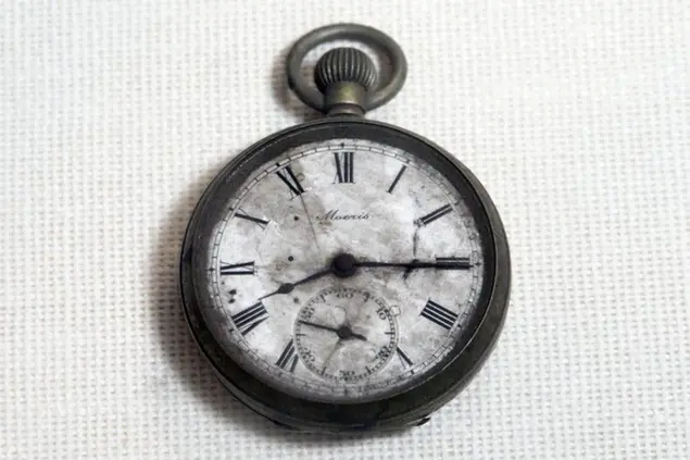 Un orologio fermo alle 8:15, il momento dell'esplosione della bomba atomica a Hiroshima. Conservato nel memoriale per la pace della città, apparteneva a Kengo Nikawa, morto due settimane dopo l'esplosione. Foto Epa/Ansa