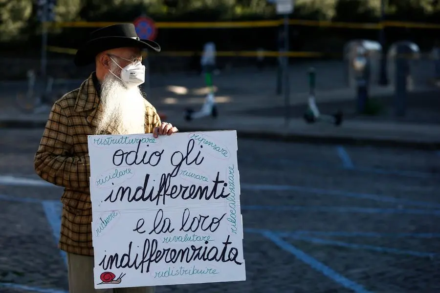 Roma, manifestazione contro la riapertura della discarica di Albano ai rifiuti della Capitale (LaPresse)