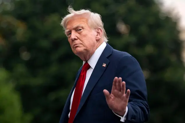 Nello Studio Ovale, accanto al segretario della Nato Mark Rutte, Donald Trump ha lanciato un messaggio al capo del Cremlino: «Non dico che sia un assassino, ma è un tipo duro»