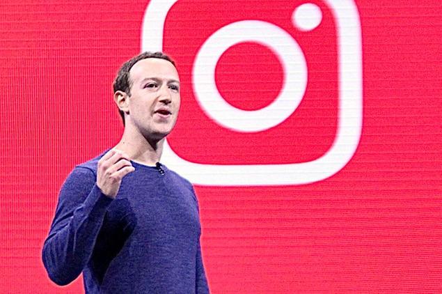 Mark Zuckerberg con il simbolo di Instagram (Foto AP)