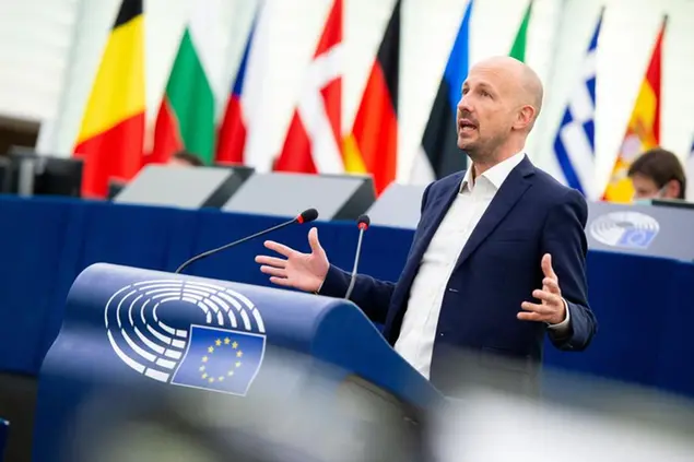 (Marc Botenga durante l'ultimo dibattito in plenaria sui vaccini. Foto Europarlamento)