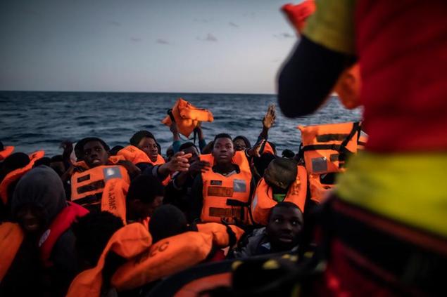 Un salvataggio al largo delle coste libiche\\u00A0(AP Photo/Bruno Thevenin)