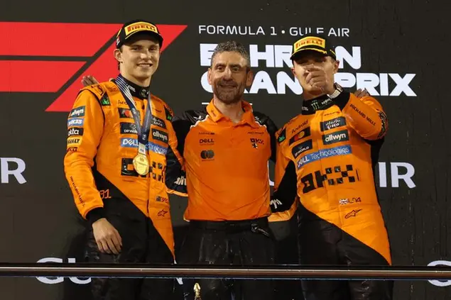 Il team principal della McLaren, Andrea Stella, in mezzo ai piloti Oscar Piastri e Lando Norris (FOTO EPA)