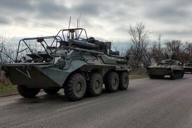 Un convoglio militare russo sulla strada che porta a Mariupol, in Ucraina (AP Photo/Alexei Alexandrov)