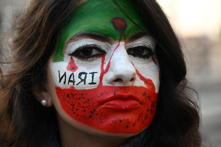 Gli iraniani fuggiti in Italia: «Temiamo per i nostri cari»