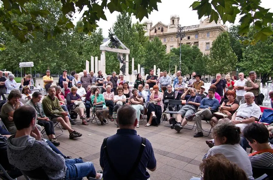 Membri del movimento Living Memorial davanti al monumento alle vittime dell’occupazione tedesca, Budapest. Foto: Béla Molnár B.