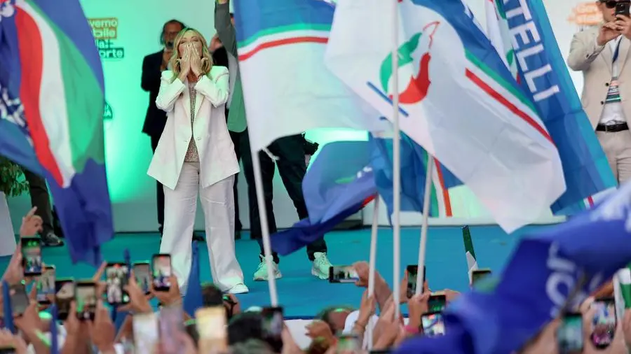 Propaganda, bugie e attacchi alla sinistra: Meloni si autocelebra, ma la festa è fiacca
