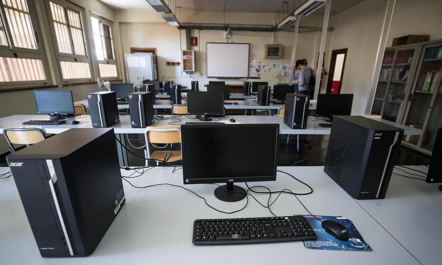 Adolescenti italiani in difficoltà con l'uso dell'intelligenza artificiale, scuole con poche aule informatiche
